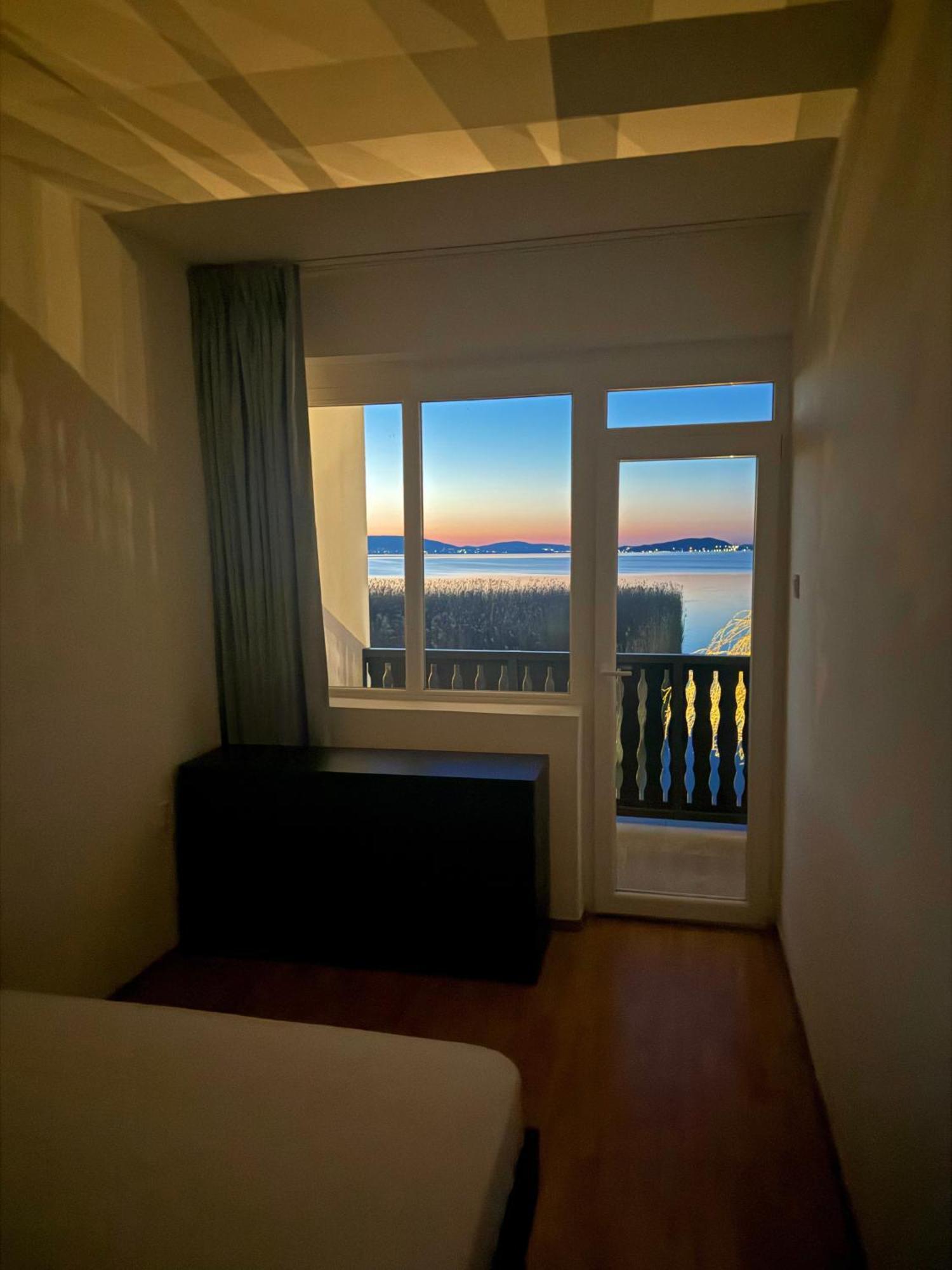 Balaton A Kertben - Balaton In The Garden - Beachfront Houses With Beautiful View, Private Beach Balatonfenyves Extérieur photo